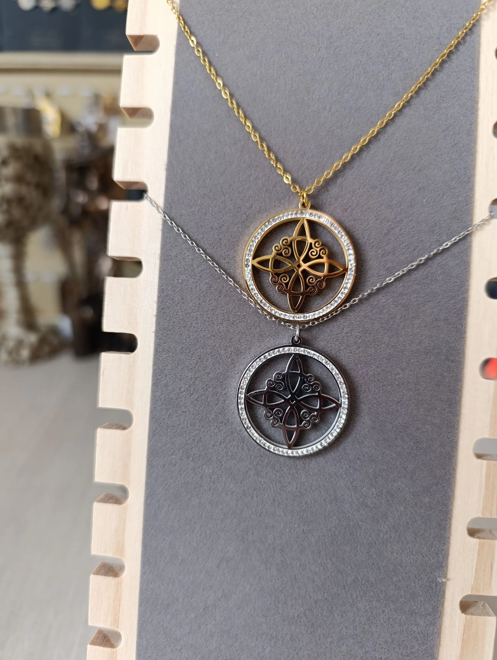 Collier avec nœud de sorcière et paillettes – photo 2
